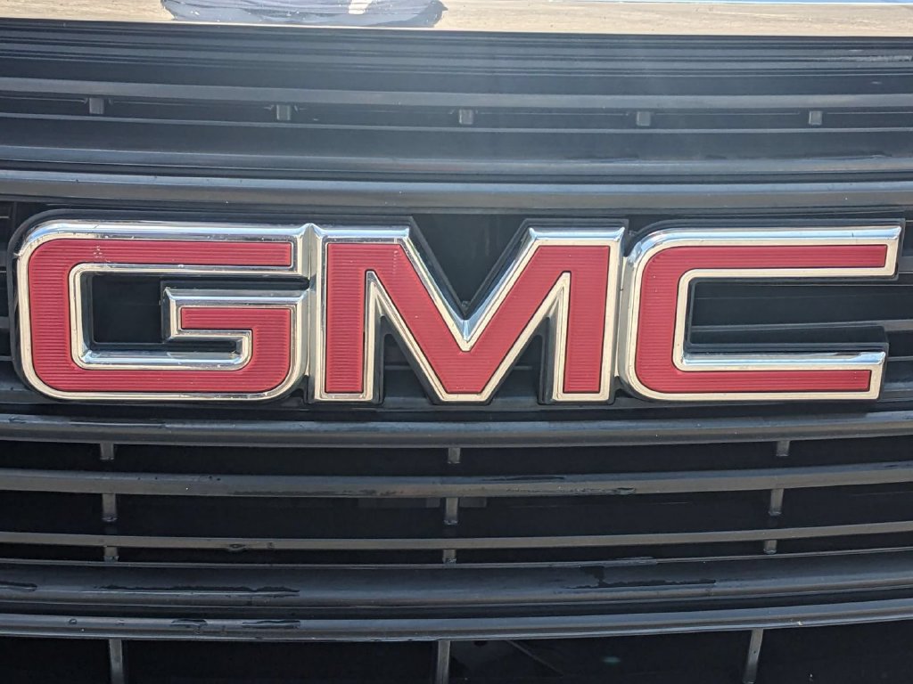 Used 2018 GMC Terrain SLE w/ Driver Convenience Package FWD image 9