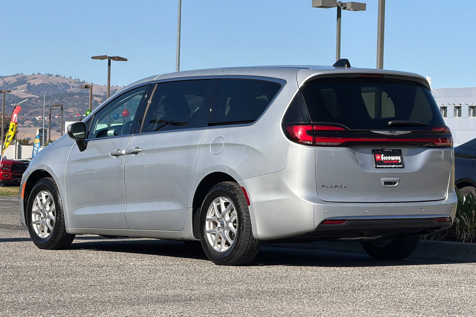 Used 2023 Chrysler Pacifica Touring-L FWD image 6