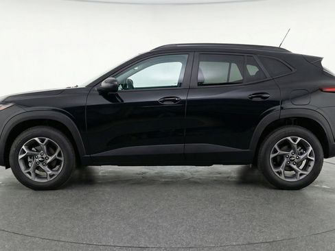 Used 2025 Chevrolet Trax LT w/ LT Convenience Package FWD image 5