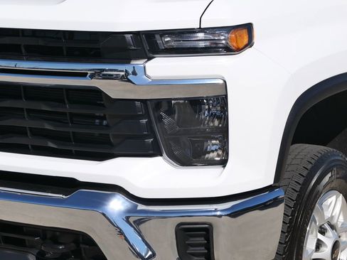 Used 2024 Chevrolet Silverado 2500 LT image 9