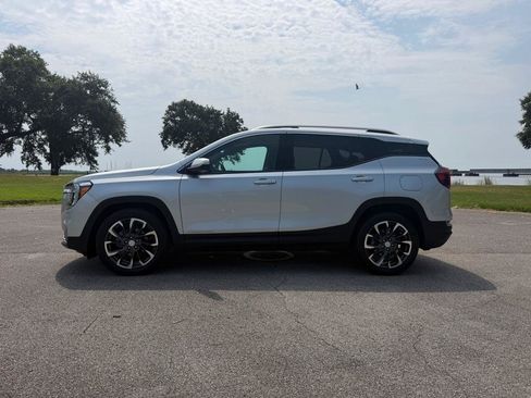 Used 2022 GMC Terrain SLT w/ Infotainment Package II FWD image 2