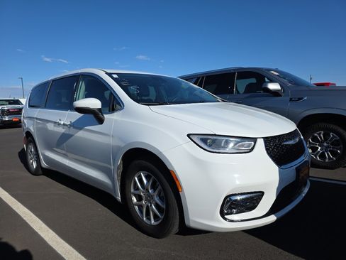 Used 2023 Chrysler Pacifica Touring-L FWD image 1