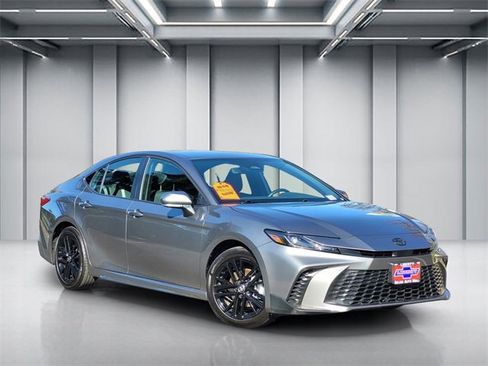 Used 2025 Toyota Camry SE image 1