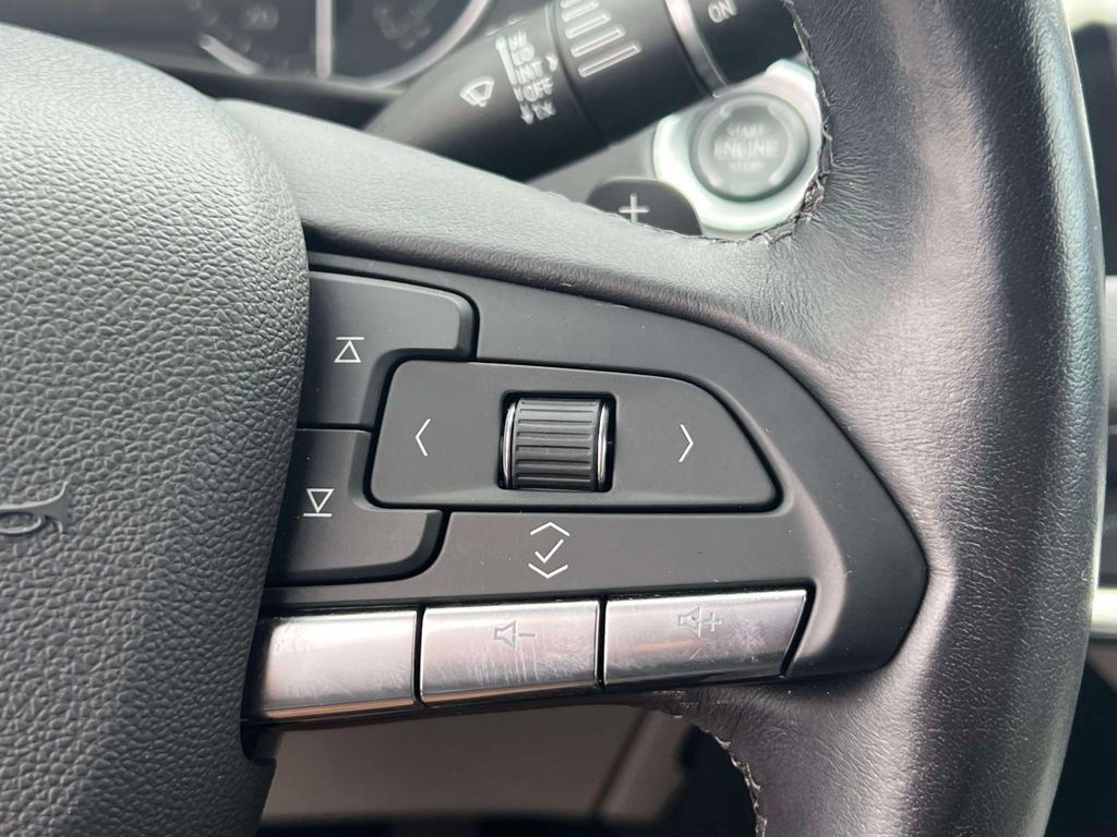 Used 2023 Cadillac XT4 Luxury w/ Cold Weather Package FWD image 23