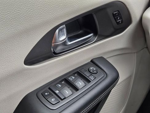 Used 2024 Chrysler Pacifica Select image 12
