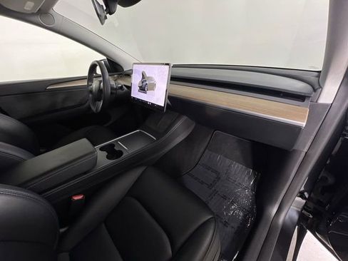 Used 2024 Tesla Model Y 2WD image 28