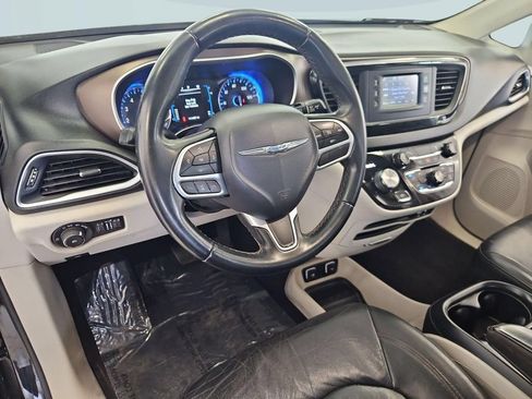 Used 2017 Chrysler Pacifica Touring-L FWD image 13