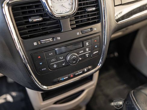 Used 2016 Chrysler Town & Country Touring w/ Driver Convenience Group image 28