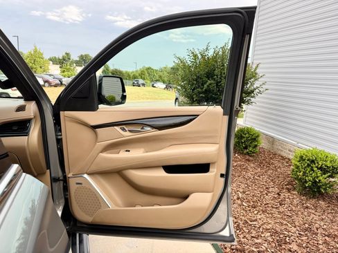 Used 2018 Cadillac Escalade ESV Platinum AWD/4WD image 27