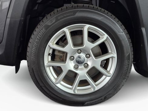 Used 2019 Jeep Renegade Latitude w/ Cold Weather Group AWD/4WD image 11