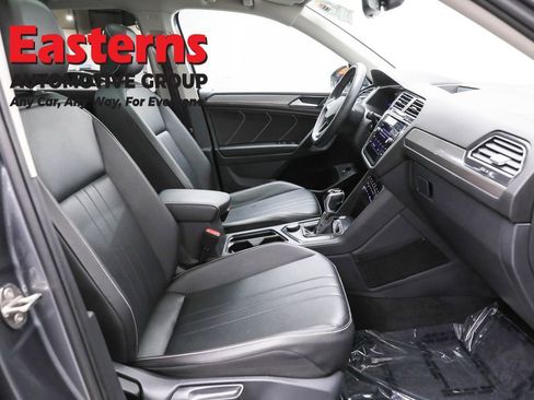 Used 2022 Volkswagen Tiguan SE w/ Panoramic Sunroof Package image 25