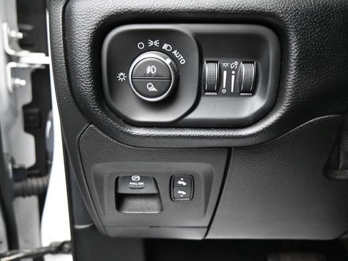 Used 2019 RAM 1500 Laramie AWD/4WD image 12