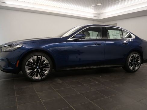 Used 2025 BMW 530i w/ Premium Package image 2