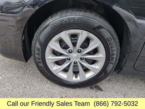 Used 2016 Toyota Camry LE image 27