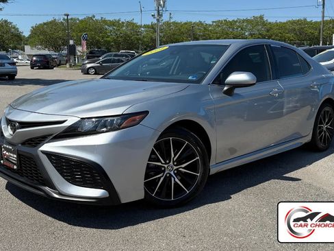 Used 2021 Toyota Camry SE FWD image 1