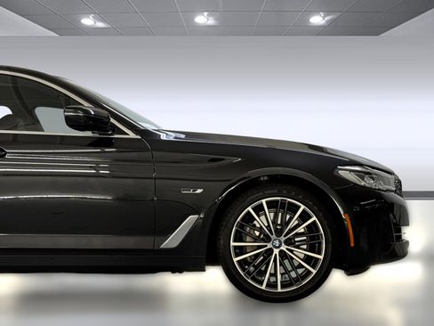 Certified 2023 BMW 530e image 34