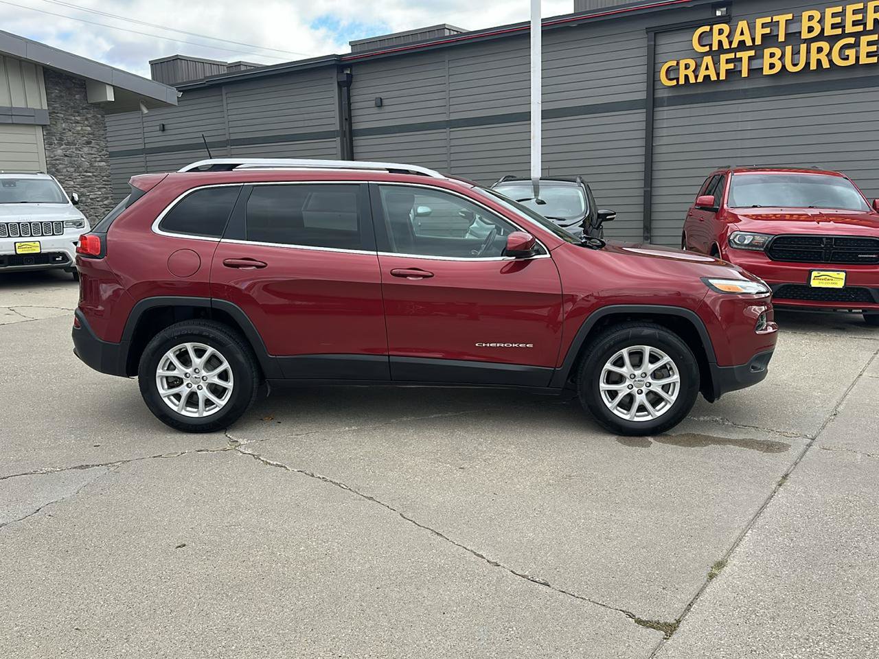 Used 2017 Jeep Cherokee Latitude w/ Cold Weather Group AWD/4WD image 2