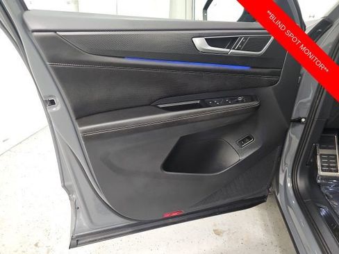 Used 2025 Volkswagen Atlas Cross Sport SEL R-Line image 12