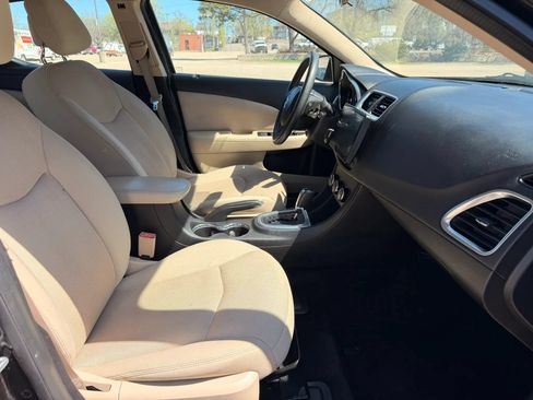 Used 2013 Dodge Avenger SE FWD image 19