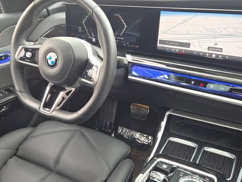 Used 2025 BMW 740i xDrive w/ Premium Package AWD/4WD image 7