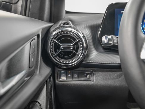 Used 2025 Chevrolet Equinox LT w/ Convenience Package II FWD image 18