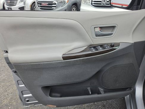 Used 2015 Toyota Sienna XLE FWD image 11