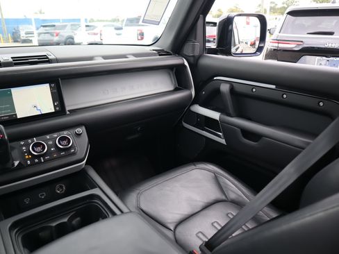 Used 2020 Land Rover Defender 110 HSE image 32