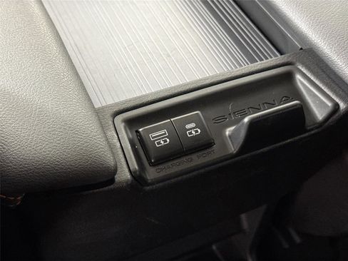 Certified 2022 Toyota Sienna XSE image 37