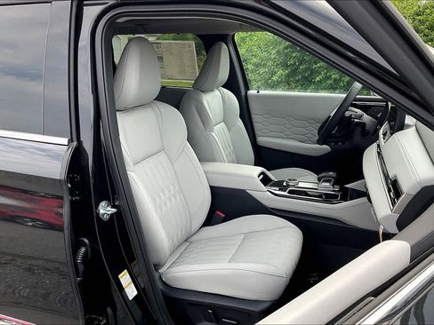 New 2025 Mitsubishi Outlander AWD image 8