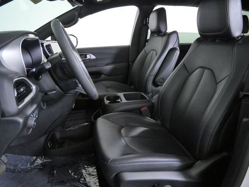 Used 2025 Chrysler Pacifica Select FWD image 22