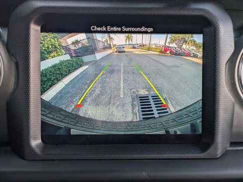 Used 2019 Jeep Wrangler Unlimited Sahara image 12