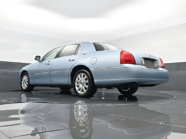 Used 2010 Lincoln Town Car Signature Limited RWD image 26
