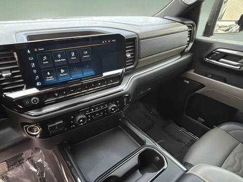 Used 2024 Chevrolet Silverado 2500 ZR2 w/ Technology Package image 24