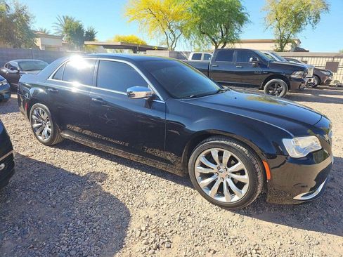 Used 2019 Chrysler 300 Touring w/ Chrome Appearance Package image 4