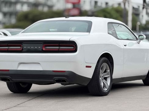 Used 2015 Dodge Challenger SXT RWD image 10