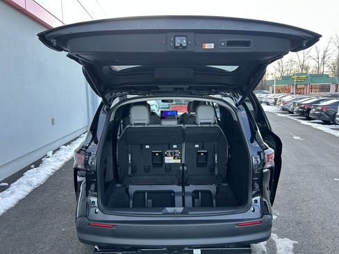 Used 2025 Toyota Sienna XLE image 13