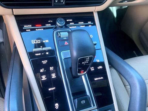 Used 2022 Porsche Cayenne AWD/4WD image 35