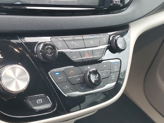 Used 2023 Chrysler Pacifica Touring-L FWD image 28