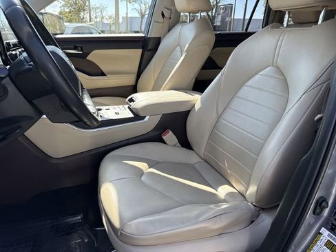 Used 2022 Toyota Highlander XLE image 11