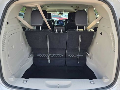 Used 2024 Chrysler Pacifica Limited FWD image 16