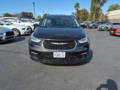 Used 2023 Chrysler Pacifica Touring-L image 2