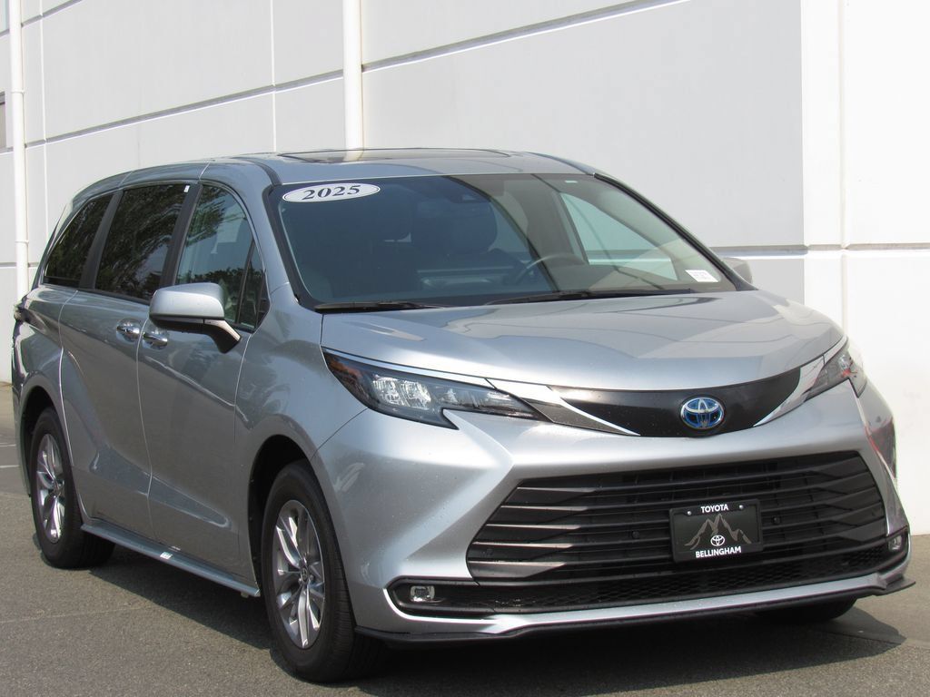 Certified 2025 Toyota Sienna XLE FWD image 2