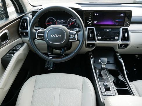 Used 2022 Kia Sorento EX w/ Panoramic Sunroof Package FWD image 12