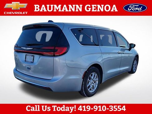 Used 2024 Chrysler Pacifica Touring-L FWD image 8