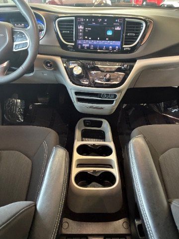 Used 2022 Chrysler Voyager LX FWD image 26