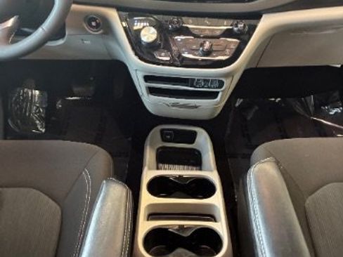 Used 2022 Chrysler Voyager LX FWD image 26