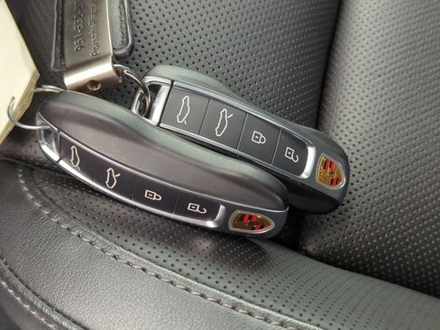 Used 2025 Porsche Taycan image 36