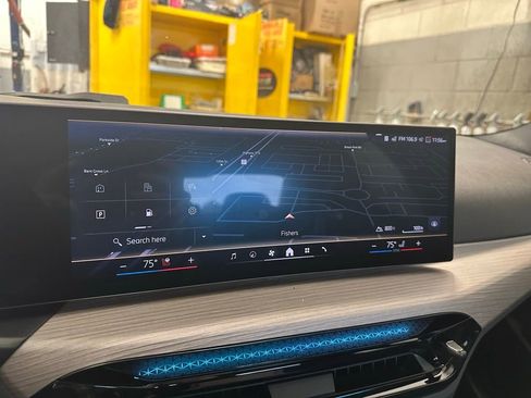 Used 2025 BMW 330i xDrive Sedan w/ Convenience Package image 29