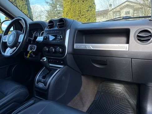 Used 2017 Jeep Compass Latitude image 25