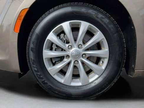 Used 2017 Chrysler Pacifica Touring-L image 40